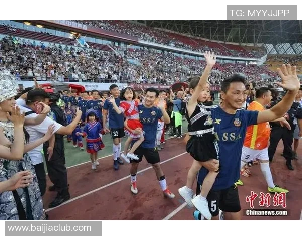 足球明星精彩瞬间展现转手指动作引发球迷热议与模仿潮流 足球明星精彩瞬间展现转手指动作引发球迷热议与模仿潮流